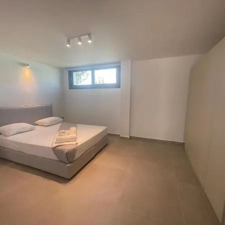 Hill Retreat Elani